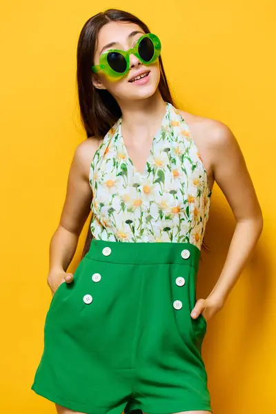 Skönhet Kvinna Kaukasiska Stil Mode Kvinnliga Solglasögon Ung Smal Glad — Stockfoto