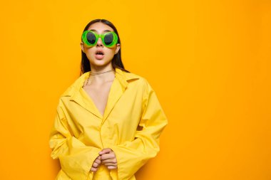 münzevi kadın, cazibeli stüdyo, beyaz kadın, çekici kız, moda, güzel jest, sarı moda, eğlenceli yaşam tarzı, romantik güneş gözlükleri.