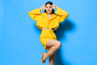 Sarı moda çiçekli kadın, neşe günü papatya çayı, beyaz, mavi, güzel gülümseme, izole edilmiş portre, romantik, mutlu, çiçekli.