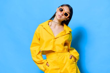 Cazibeli kadın moda arka planı Kafkas güneş gözlükleri yaz mevsiminde oldukça çekici izole yaşam tarzı romantizmi güzel sarı portre modern insan hissi