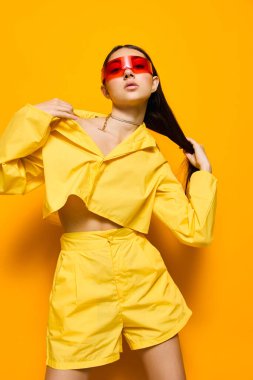 Modayı takip eden beyaz kadın gözlüklü, beyaz kadın, duygusal, yaratıcı, çekici saçlar, güzel dans tarzı, güzel, mutlu, uzun, gülümseyen bir hayat tarzı.