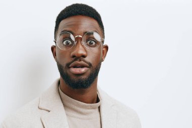 Erkek bej rengi gülümseme, siyah görünüş, şık uzay portresi modern gömlek, Amerikan ceketi modeli, Afrika tarzı küpe moda yaşam tarzı.