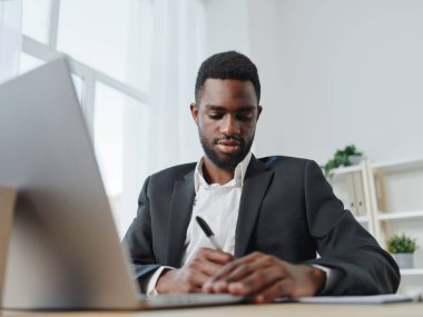 Bilgisayarcı ofisi çevrimiçi uzay konferansı genç ev bilgisayarı serbest çalışanı gülümseyen girişimci iş yeri öğrencisi Amerikan Afrika eğitim merkezini arıyor.