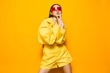 Kadın güneş gözlüğü romantik kız yaşam tarzı neşeli kıyafet genç sarı cazibeli bayan oldukça mutlu jest moda moda moda moda moda moda moda güzel