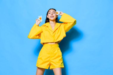 Kadın mutluluğu, mavi gün, kadın manken portresi, papatya baharı, romantik sağlık, olumlu yüz gülümsemesi, esmer kadın.