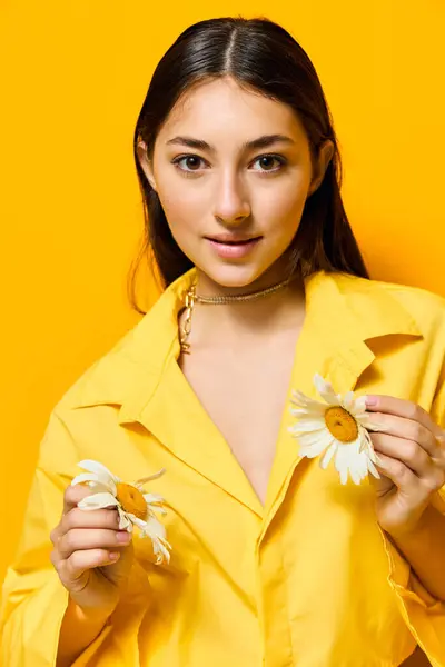 モデル女性の自由新鮮な健康の魅力的な幸福のペタルの美しさの顔の若い花のカモミールの黄色い隔離された幸せなスタジオの人の笑顔 — ストック写真