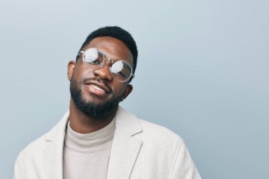 Adam Amerikan Stüdyoları tarzı moda stili yetişkin ceketi yaşam tarzı portresi izole edilmiş siyah fotokopi genç siyah giyimli adam Amerikalı Afrikalı gibi görünüyor.