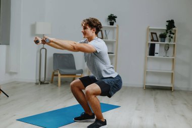 Gri adam ev yaşam tarzı güçlü kas zemin eğitim teknolojisi oturma aktivitelerini spor salonunda egzersiz yapan genç halterler erkek.
