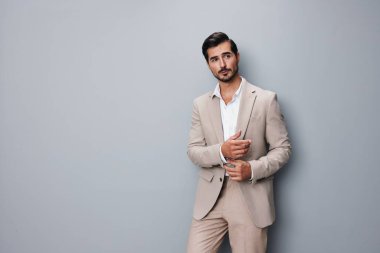 Adam gülümseyen işadamı kolu bej üst üste resmi kıyafet seksi mekan duruşu yakışıklı kravat işi mutlu erkek portresi