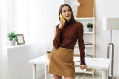 Laptop gülen yüz testini genç yaşta öğreniyorum. Blogger eğitim masasını izliyorum. Kahve iletişimi, selfie, öğrenci telefonu, sohbet, iş kızı.