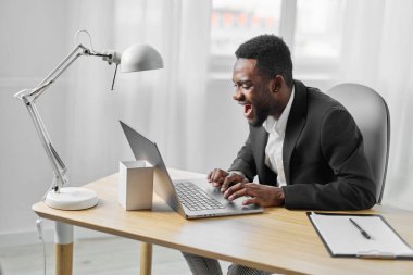 Erkek ev eğitimi öğrencisi Afrikalı kariyer bağımlısı iletişim girişimcisi mesafesi online ofis çalışanı dizüstü bilgisayar genç amerikan siyahi Amerikalı internet