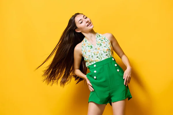 时尚的女人时髦的黑发型的人苗条的年轻的感情黄绿快乐漂亮有趣的女孩生活方式夏天高加索时尚漂亮的时尚 — 图库照片