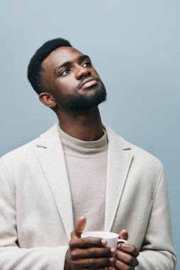 Erkek adam küpe takan siyah Afrika asıllı Amerikan moda portresi aksesuar tarzı gülümseme şık Afrika tarzı Amerikan ceketi stüdyosu.