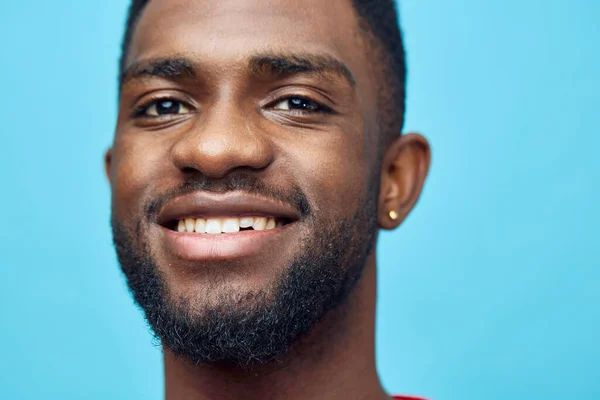 Bak Mavi Amerikan Izole Edilmiş Ceketi Gülümse Kırmızı Afro Amerikan — Stok fotoğraf