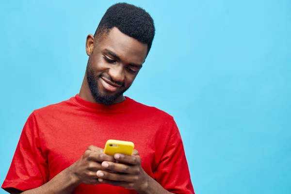 Adamı Modeli Heyecanlı Gülümseme Afrikalı Genç Uygulama Teknolojisi Portresi Mobil — Stok fotoğraf
