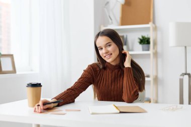Öğrenci genç masa başı kızı eğitimi sevimli çocukluk odası öğrencisi e-hazırlık masası çalışma masası sınavı beyaz defter