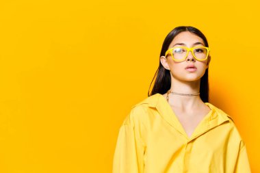 Saç kadın uzun moda gözlükler güzel bayan neşeli sarı portre mutlu yaşam tarzı güzel kız jesti çekici genç neşeli