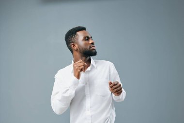 Adam ayakta duruyor, duygu pozitif uzay erkeği gülümseme pozu veriyor, Amerikan Afrikalı stüdyo yöneticisi, amigoluk öğrencisi, genç, mutlu, siyah kopya reklamı.