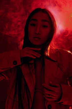 Açık renk yüz konsepti rengarenk depresif güzellik kırmızı soyut beyaz siyah moda moda neon kadın moda renkli portre