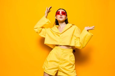 Neşeli kadın çekici genç hayat tarzı gülümseme kız modası oldukça komik neşe modeli neşeli izole edilmiş mutluluk tarzı güneş gözlükleri.