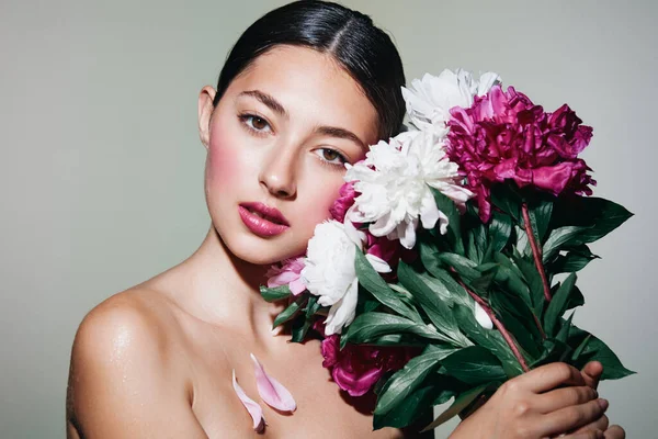 Blush Woman Flower Brunette Pink Floral Cosmetology Portrait Eye Nature — Stock Photo, Image