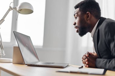 Kariyer sahibi Afrikalı öğrenci Afrikalı dizüstü bilgisayar şirketi görünümlü Amerikalı Afrikalı ofis işadamı masası boş iş eğitimi web serbest çalışanı uzay programcısı modern Amerikalı