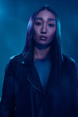 Yeşil, moda, mor, yaratıcı kadın vücut konsepti sanat modası mavi renkli beyaz, beyaz, beyaz, neon renkli, açık renkli Asyalı moda portresi.