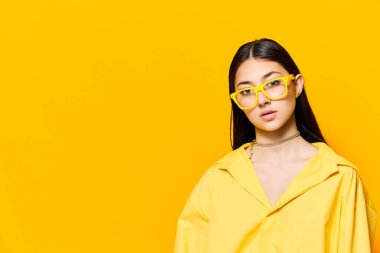 Kadın oldukça modaya uygun uzun kız tarzı gülümseme saç tarzı romantizm kadın yaşam tarzı ifade çekici gözlükler güzel sarı neşe genç izole edilmiş