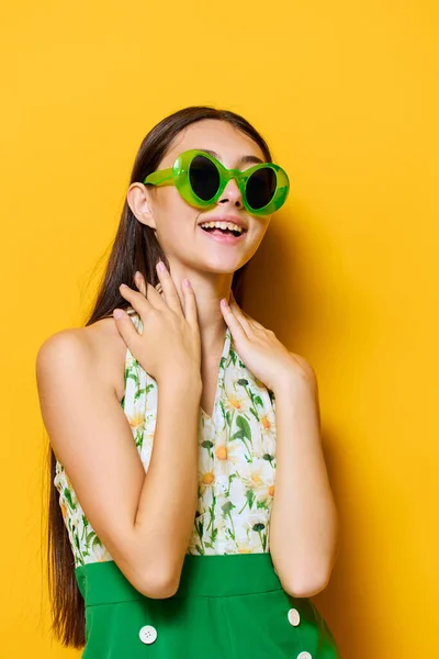 面对女人快乐的背景创意太阳镜工作室时尚有趣美丽的表达风格人的趋势黄色漂亮的时尚年轻的感情时尚度假 — 图库照片