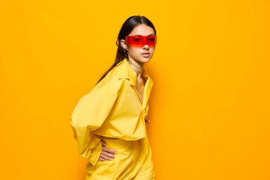 Modayı takip eden kadın yaşam tarzı güzel kız stili sarı izole edilmiş neşeli ifade moda kıyafetleri çekici monokrom dans sevimli genç eğlenceli güneş gözlükleri.