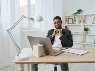 Adam iş konferansı işadamı fotokopi öğrencisi öğrenci laptop Amerikan erkek iletişim bilgisayarı amerikan çevrimiçi serbest çalışan serbest meslek eğitimi bürosu afrikalı ev