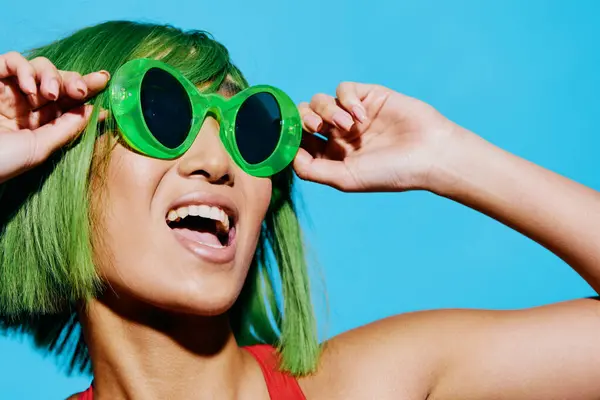 Woman Beauty Summer Lady Sunglasses Joy Wig Fashion Wow Lifestyle — Stock Photo, Image