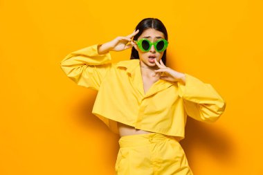 Kadın kadın gözlükleri moda güneş gözlükleri mutlu kıyafet yaşam tarzı neşeli çekici çekici stüdyo sarı romantik moda güzel arka plan genç kız