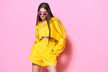 Kadın gülümse kız modern eğlence gözlüğü komik güneş gözlüğü güzel moda çekici sarı yaşam tarzı yaratıcı izole edilmiş mutlu son moda stüdyo