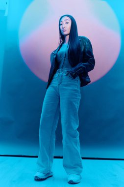 Kadın cazibeli, açık kırmızı elbise güzel, Asyalı model, seyahat kıyafeti neon tarzı, moda, renkli, hippi.