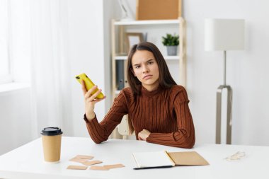 Bağlantı dizüstü bilgisayarı genç kişi eğitim defteri öğrencisi iş teknolojisi blogcusu mutlu masa selfie 'si öğrenen gülümseyen kız öğrenci kız öğrenci