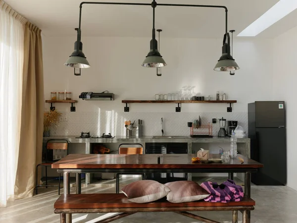 Moderne Kücheneinrichtung Mit Esstisch Mit Retro Dekorelementen Vintage Armaturen Stilvollem — Stockfoto