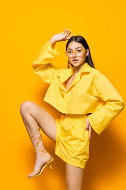 Pozitif kadın gözlüğü portresi. Güzel kız. Kafkas mutlu insan yaşam tarzı izole moda.