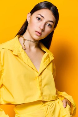 Genç kadın dans modeli yaşam tarzı jesti neşeli sarı çekici beyaz kadın moda moda moda mutlu kız duygu güzel stil neşe portresi