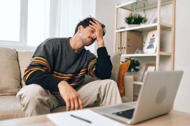 Adam portresi rahat gülümseme rahatlama bilgisayar evi teknolojisi kanepe iş beyaz eğitim serbest Kafkas dizüstü bilgisayar ev online