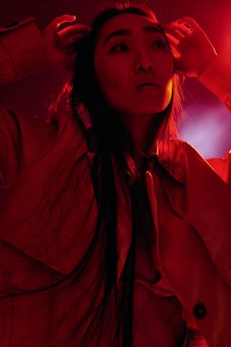 Kadın mavi moda ışık konsepti modeli soyut saç sanatı kara film portresi çekici hastalık şık renk efekt kırmızı gece muhteşem yaratıcı neon moda fütüristik