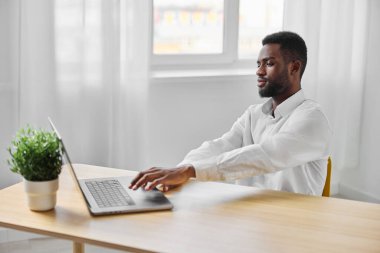 Çevrimiçi iletişim, bilgisayar, erkek eğitim masası serbest iş, Amerikan dizüstü bilgisayarı, afrika ofis, iş adamı, siber uzay öğrencisi, Afrikalı Amerikan interneti.