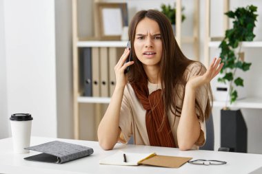 Selfie öğrenimi, bilişsel telefon öğrencisi, online genç kız dizüstü bilgisayar, serbest eğitim ofisi, mobil gülümseme blogcusu, bilgisayar sohbeti, öğrenme.