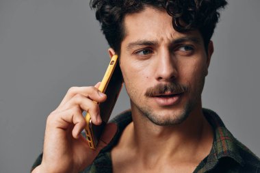 Erkek arkaplan telefonu mutlu pozitif model gömlek ciddi akıllı mavi gündelik insan kafa müzik gülümsemesi gri dinle yaşam tarzı teknoloji siyah stüdyo modern stil