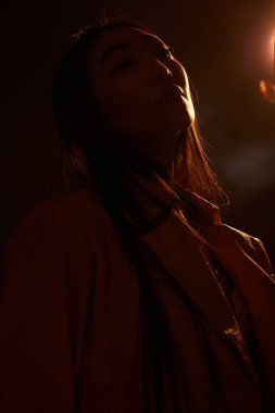 Muhteşem kadın portresi renkli stüdyo Kafkasya moda efekti renkli açık renk sanat yeşil Asya turuncu konsepti karanlık neon renkli kadın moda depresif modern