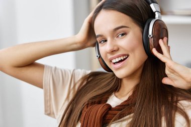 Meditasyon dinle. Eğlenceli kulaklıklar. Cep telefonları. Moda ev telefonu.