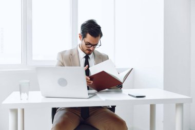 Kağıt buluşması akıllı şirket çekici mutlu başarılı iş adamı görünümlü modern gözlük genç belge dizüstü bilgisayar ofis çalışanı