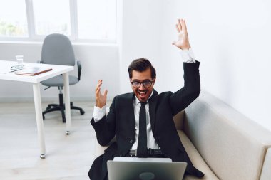 İnternetteki adam çekici yaşam tarzına milenyum iletişimi diyor. Gülümseyen ev yapımı kanepe başarısı. Video rahatlığı, online ağ kurma, iş dünyası kanepede uzanıyor.