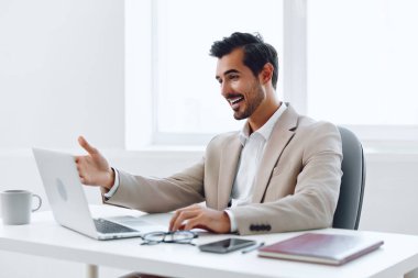 Yönetici ofis işadamı bir iş adamı başarılı bilgisayar başarılı akıllı bilgisayar mutlu iş kapalı alanda gülümseyen yetişkin öğrenci