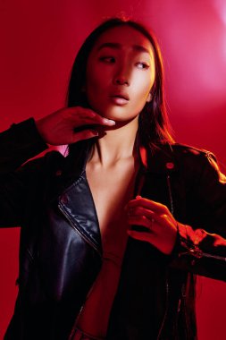 Gece kadını neon ışıklı konsept portre modayı bulanık mavi sanat yaratıcı mor kadın renkli kırmızı stüdyo cazibesi siyah